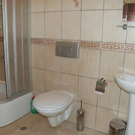 Stunning Large 4 Bed Within Walking Distance Of Everything *